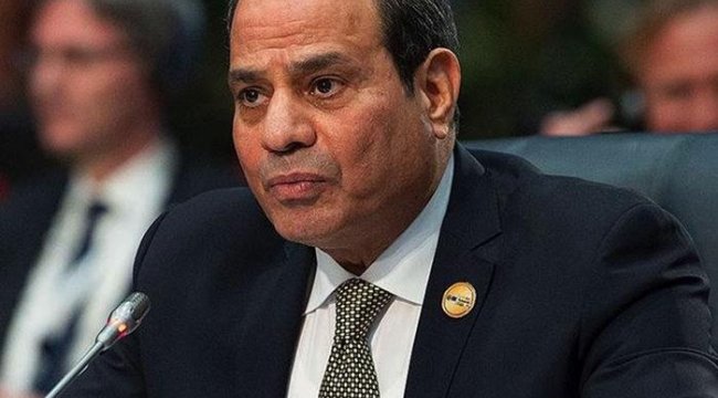 Mısır'da hazırlanması 20 yıl süren Kur'an-ı Kerim Cumhurbaşkanı Sisi'ye verildi